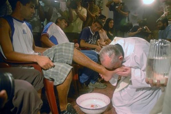 le-pape-francois-lavera-les-pieds-de-jeunes-prisonniers-article-popin.jpg