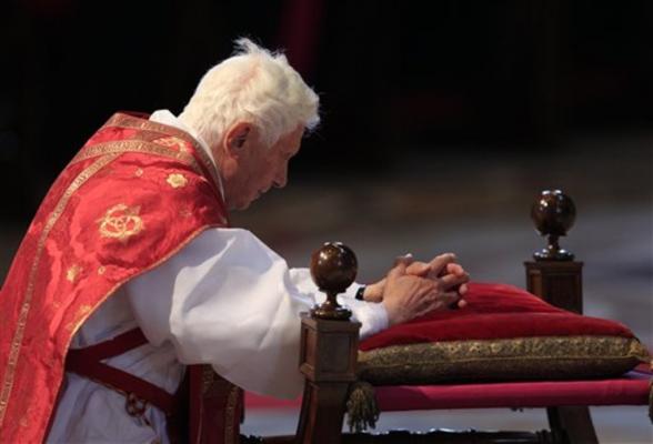 pour-benoit-xvi-un-vendredi-saint-sous-le-signe-des-familles-article-popin.jpg